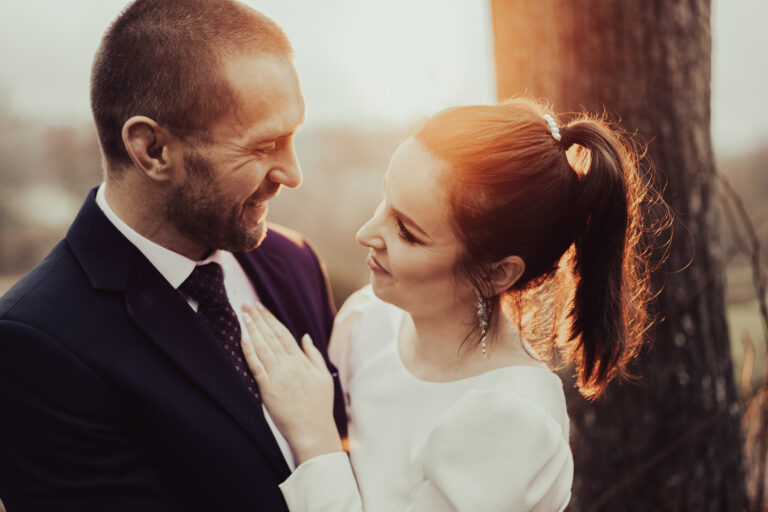 Para młoda podczas sesji zdjęciowej w plenerze